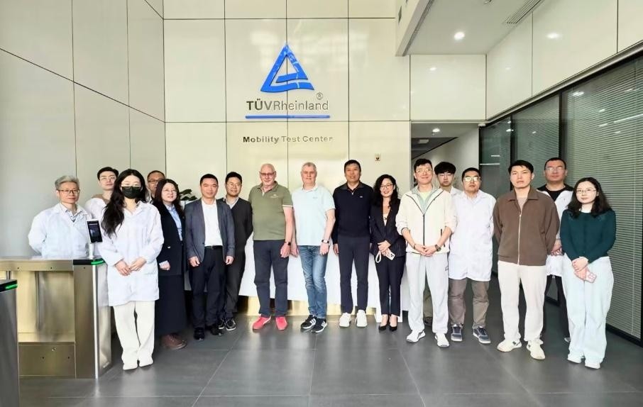 德國萊因 TÜV 與福斯審查代表合影